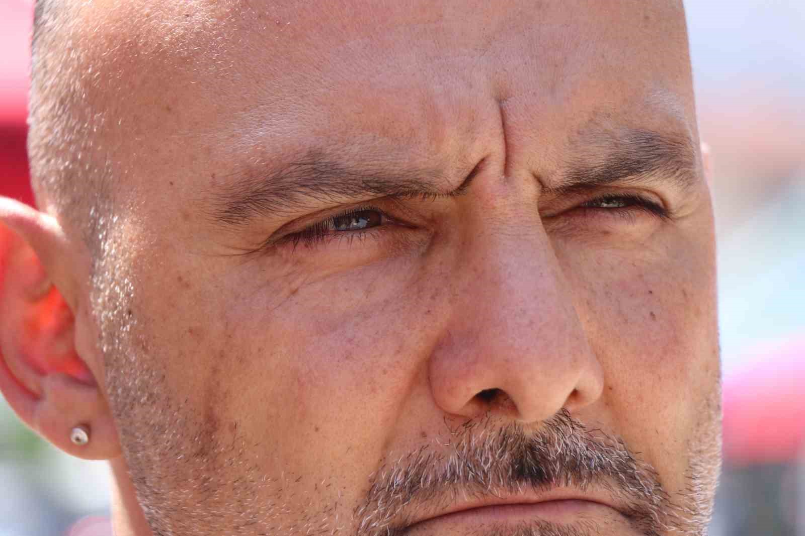 Kartalkaya faciasının sembolü çarşafları binanın penceresinden sarkıttı
