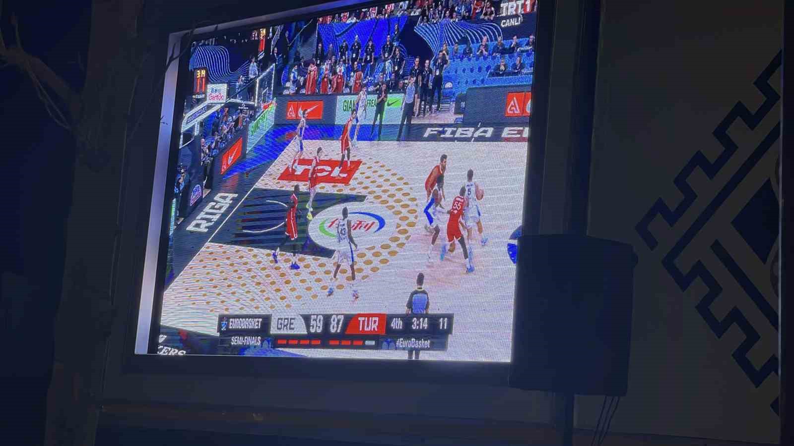 Osmaniyeliler, A Milli Basketbol Takımı’nın zaferini dev ekranda izledi
