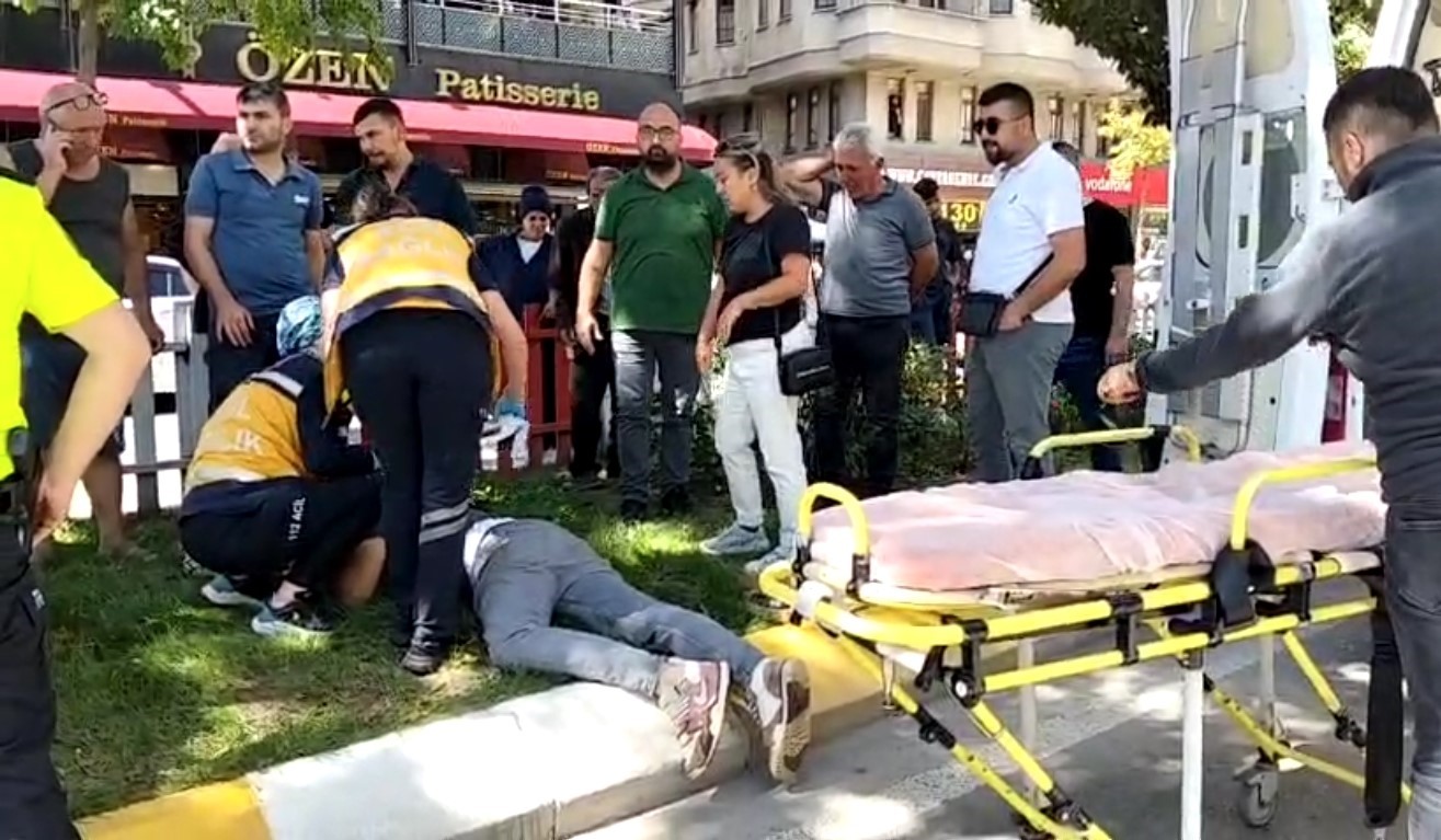 Bafra’da yaya geçidinde kaza: 3 yaralı, kaza anı kamerada