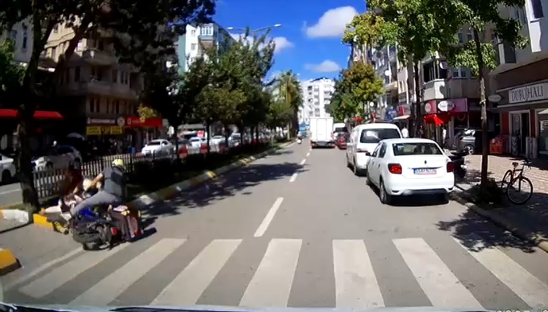 Bafra&rsquo;da yaya ge&ccedil;idinde kaza: 3 yaralı, kaza anı kamerada
