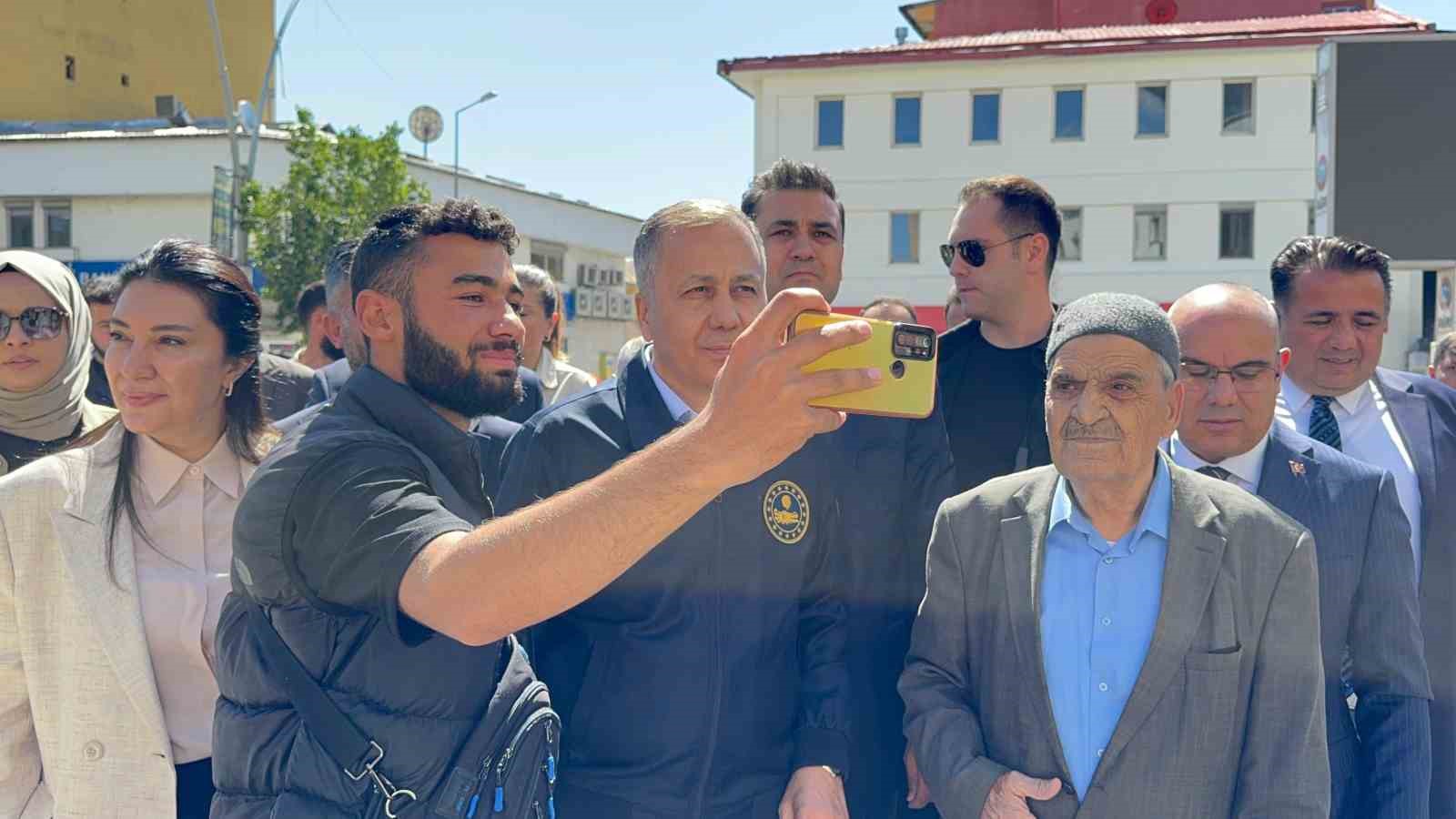 Bakan Yerlikaya Ağrı&rsquo;da esnafla buluştu, taleplerini dinledi
