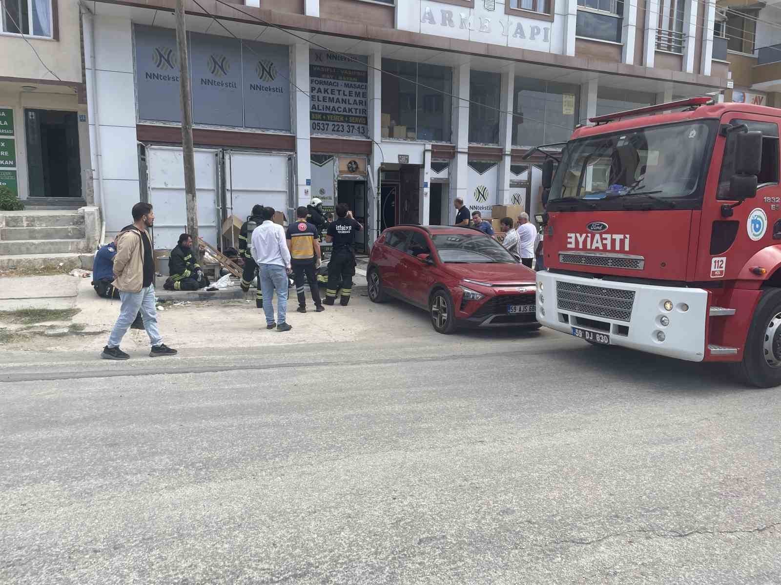 Tekstil at&ouml;lyesinde &ccedil;ıkan yangın binaya yayılmadan kontrol altına alındı
