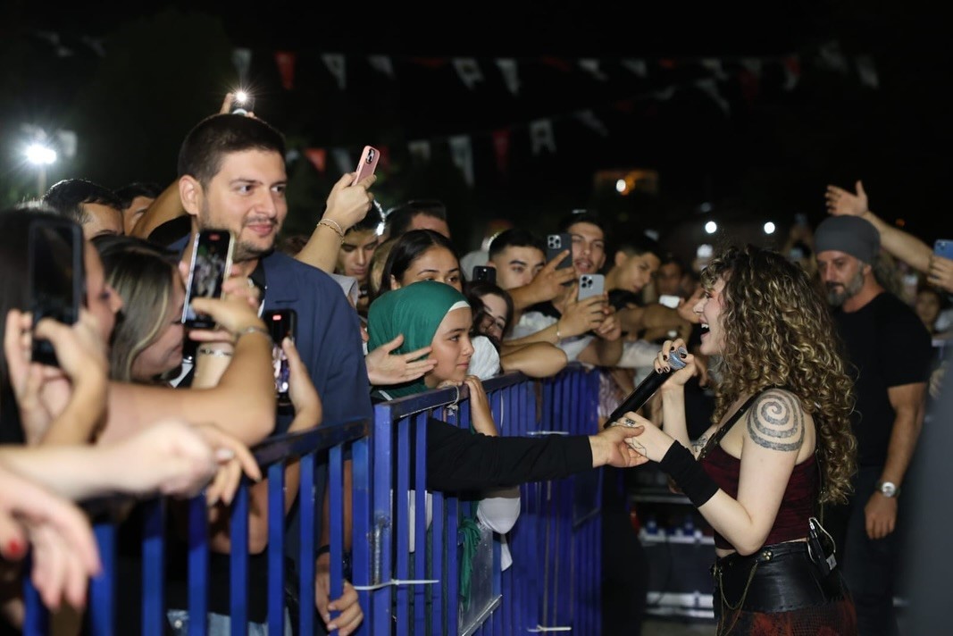 Sena Şener, 27. Çivril Elma Festivalinde unutulmaz bir gece yaşattı