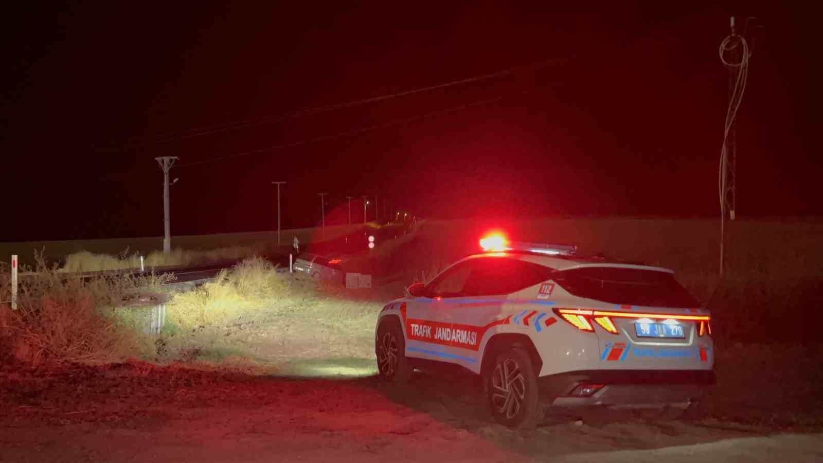 Tekirdağ&rsquo;da otomobil beton b&uuml;ze &ccedil;arptı: 2 yaralı
