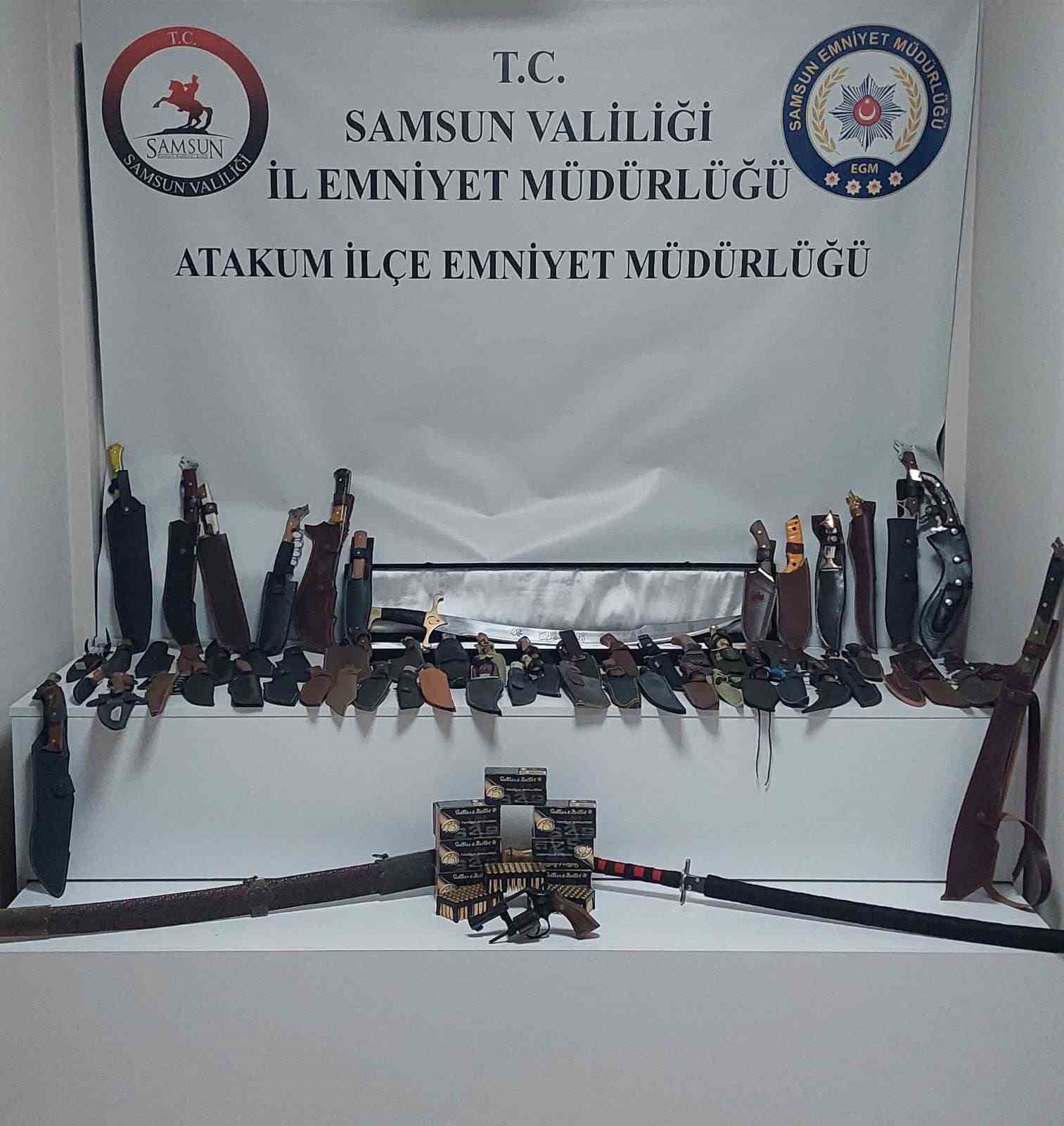 Samsun’da polis ruhsatsız silah ve çok sayıda bıçak ele geçirdi