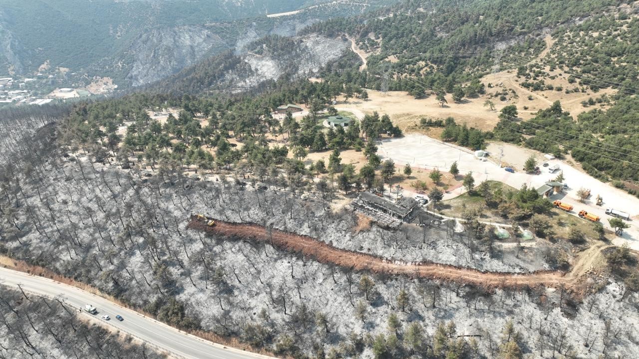 &rsquo;İlk dersim yeşil vatan&rsquo; yanan ormanda ger&ccedil;ekleşti
