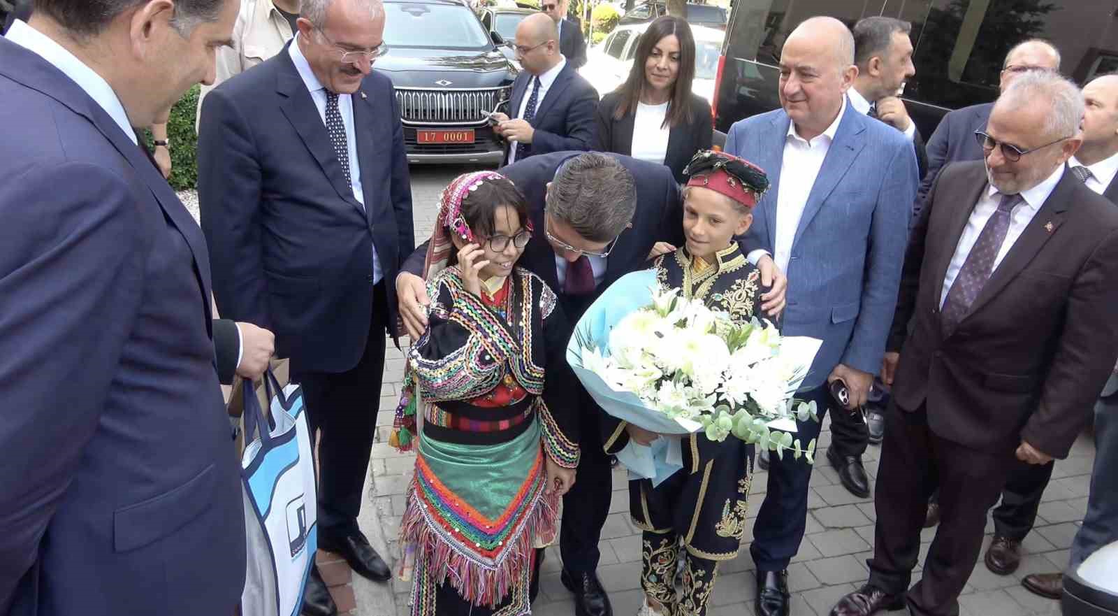 Adalet Bakanı Tun&ccedil;, &Ccedil;anakkale&rsquo;de esnafın taleplerini dinledi
