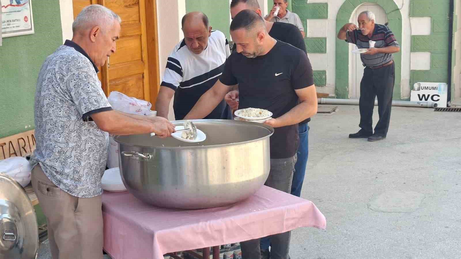 Hisarcık&rsquo;ta Mevlid-i Nebi Haftası dolayısıyla vatandaşlara pilav dağıtıldı
