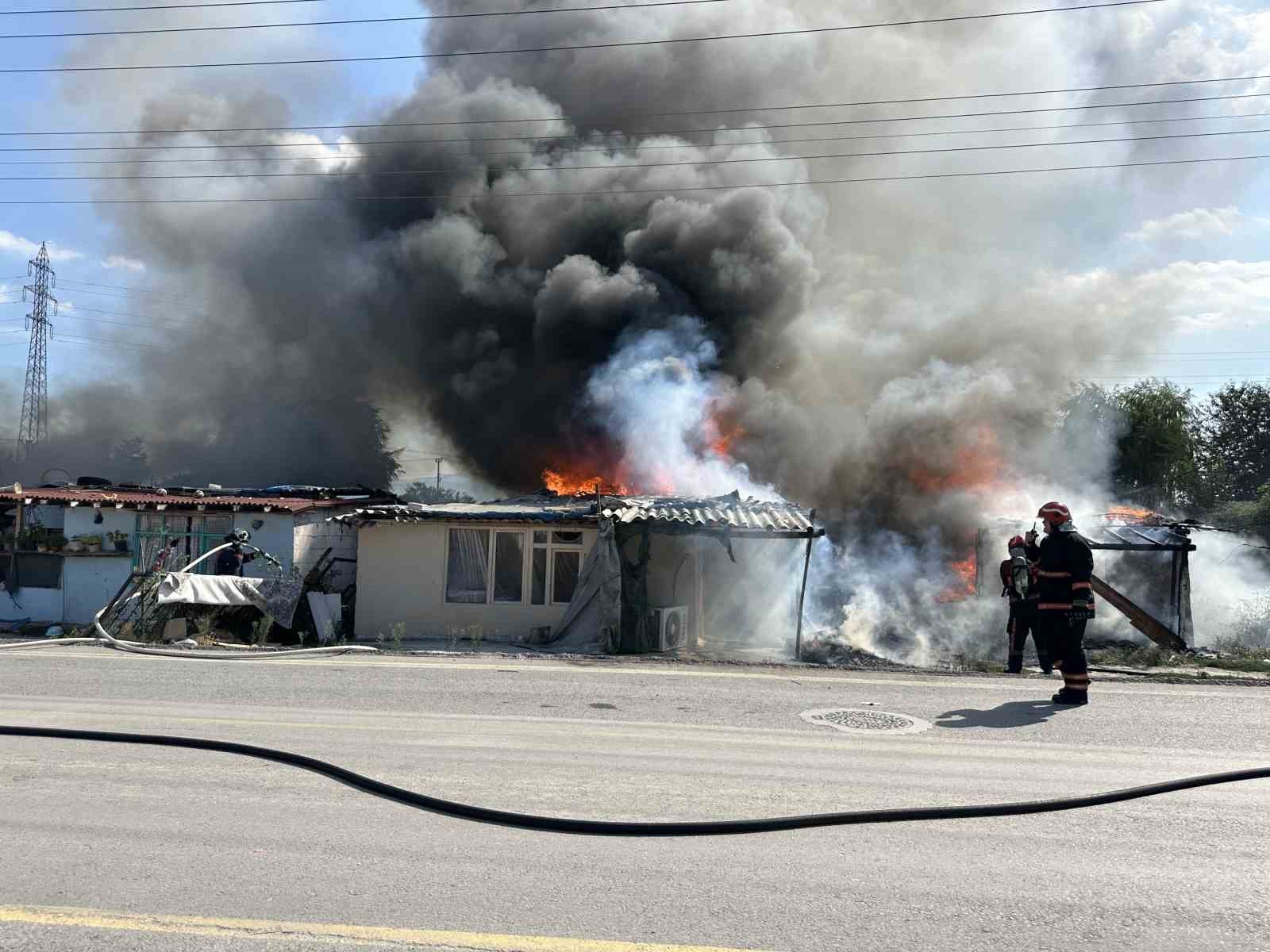 Sakarya&rsquo;da 2 &ccedil;ocuğun yaralandığı, 4 evin yakıldığı husumetlilerin kavgasında 5 ş&uuml;pheli adliyede
