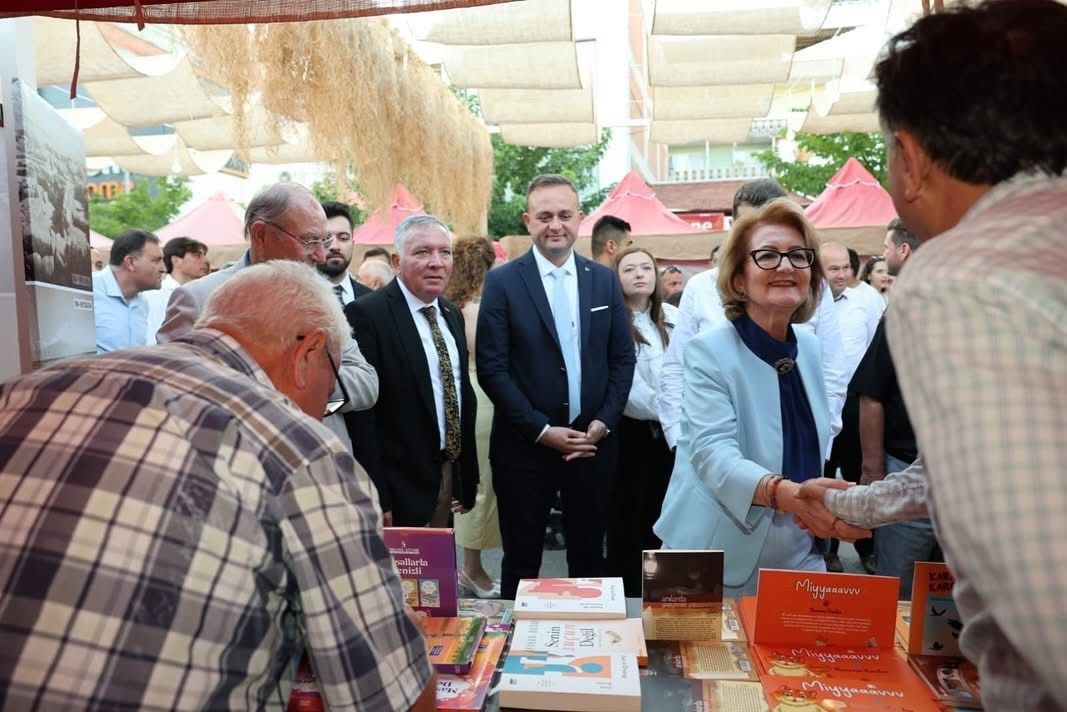 &Ccedil;ivril K&uuml;lt&uuml;r Sokağı, 27. Elma, Tarım ve K&uuml;lt&uuml;r Festivalinin ilgi odağı oldu
