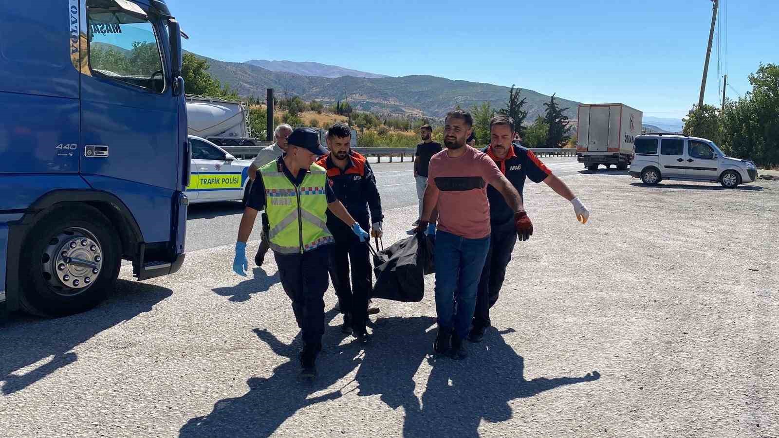 Elazığ&rsquo;da hafif ticari ara&ccedil; tırın altına girdi: 1 &ouml;l&uuml;
