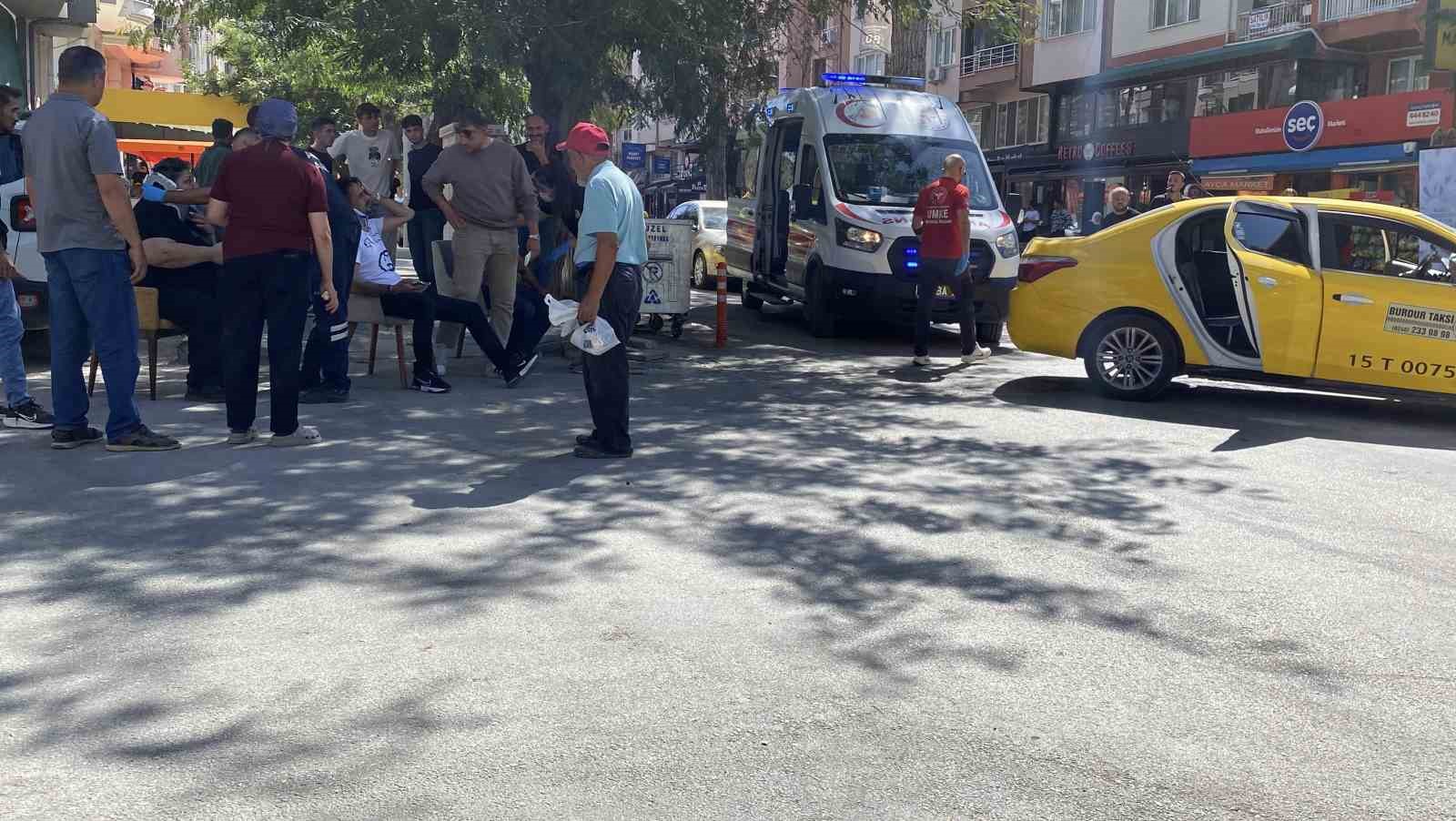 Burdur’da ticari taksi ile otomobil çarpıştı: 3 yaralı