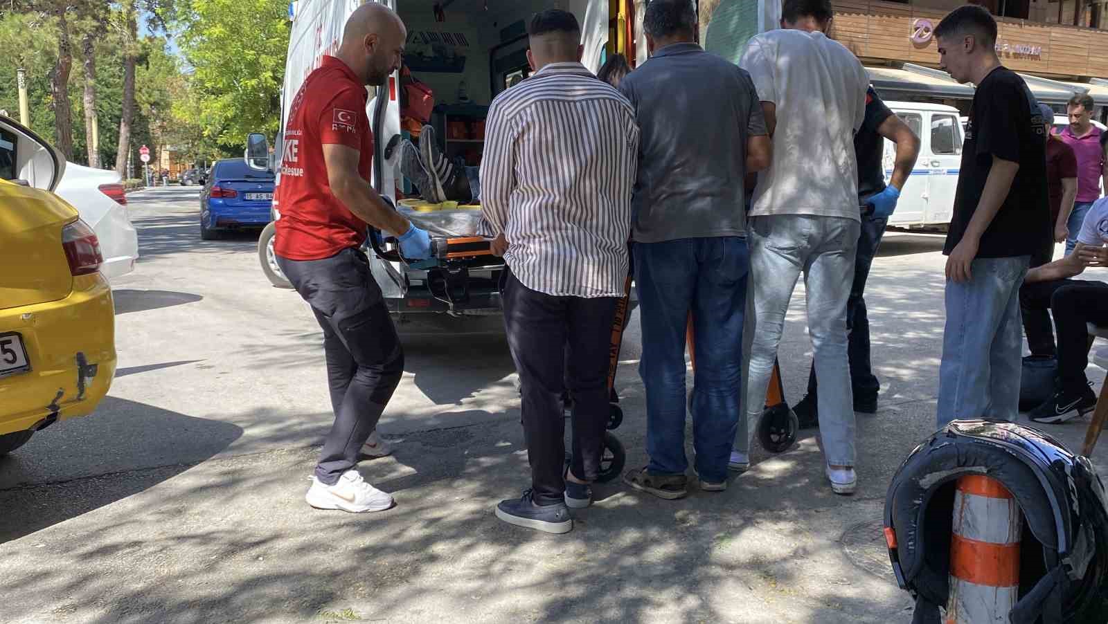Burdur&rsquo;da ticari taksi ile otomobil &ccedil;arpıştı: 3 yaralı
