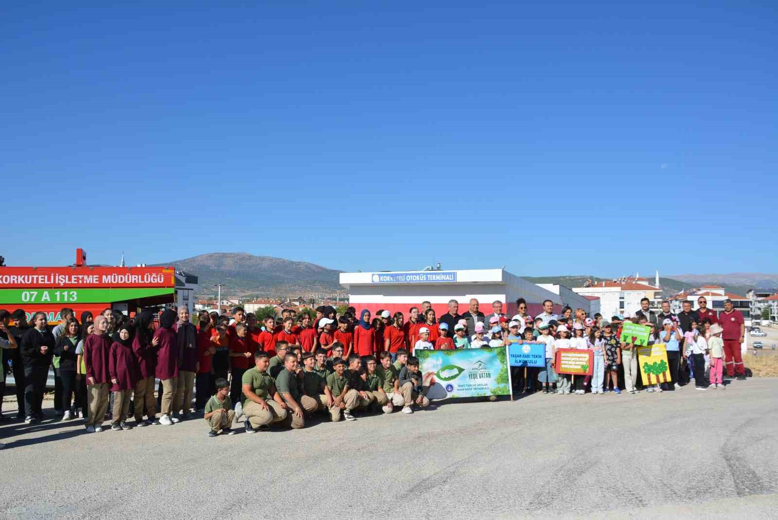 Korkuteli’de öğrenciler ’yeşil vatan’ için fidan dikti