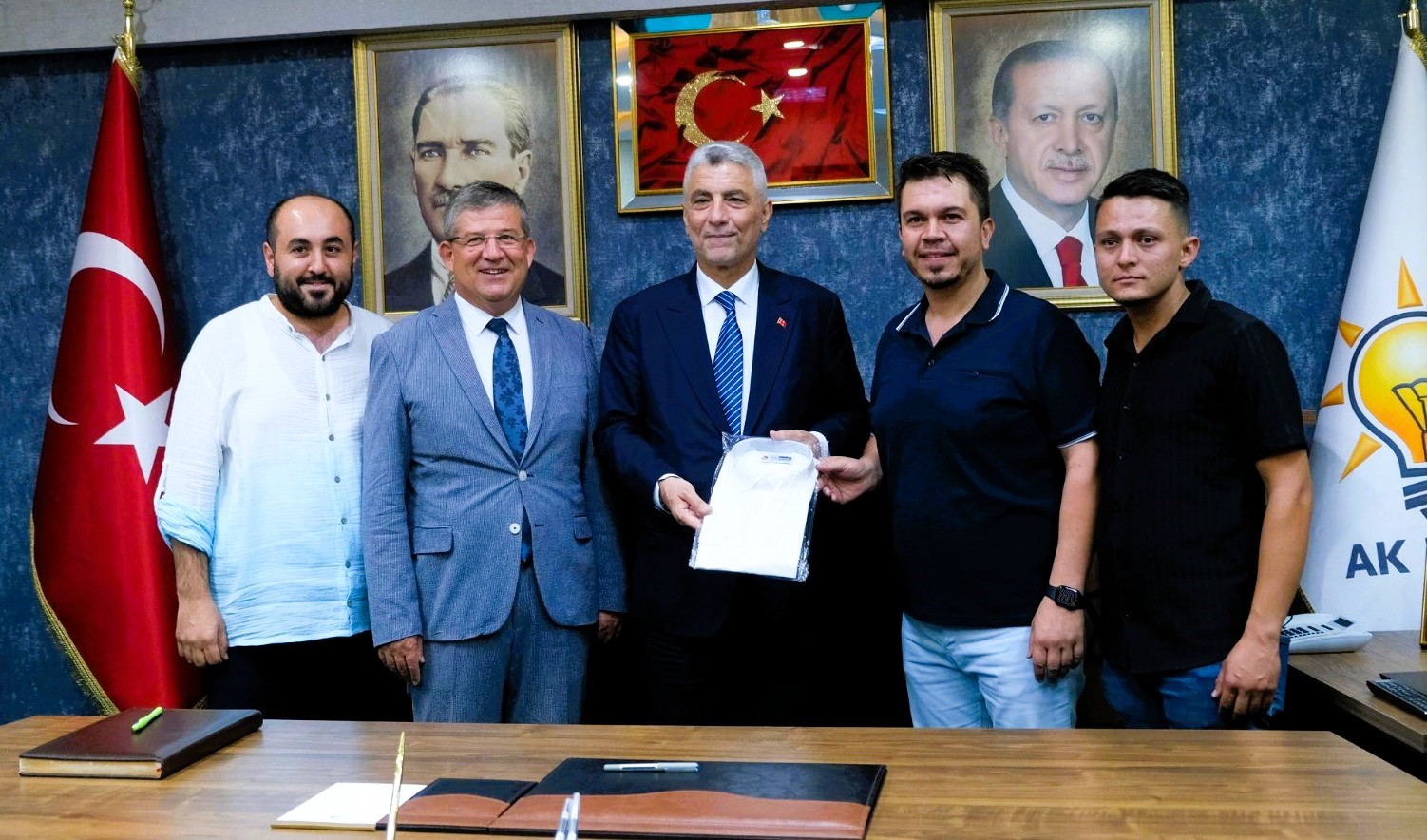 Bakan Bolat’a tescilli Buldan bezinden üretilen gömlek hediye edildi