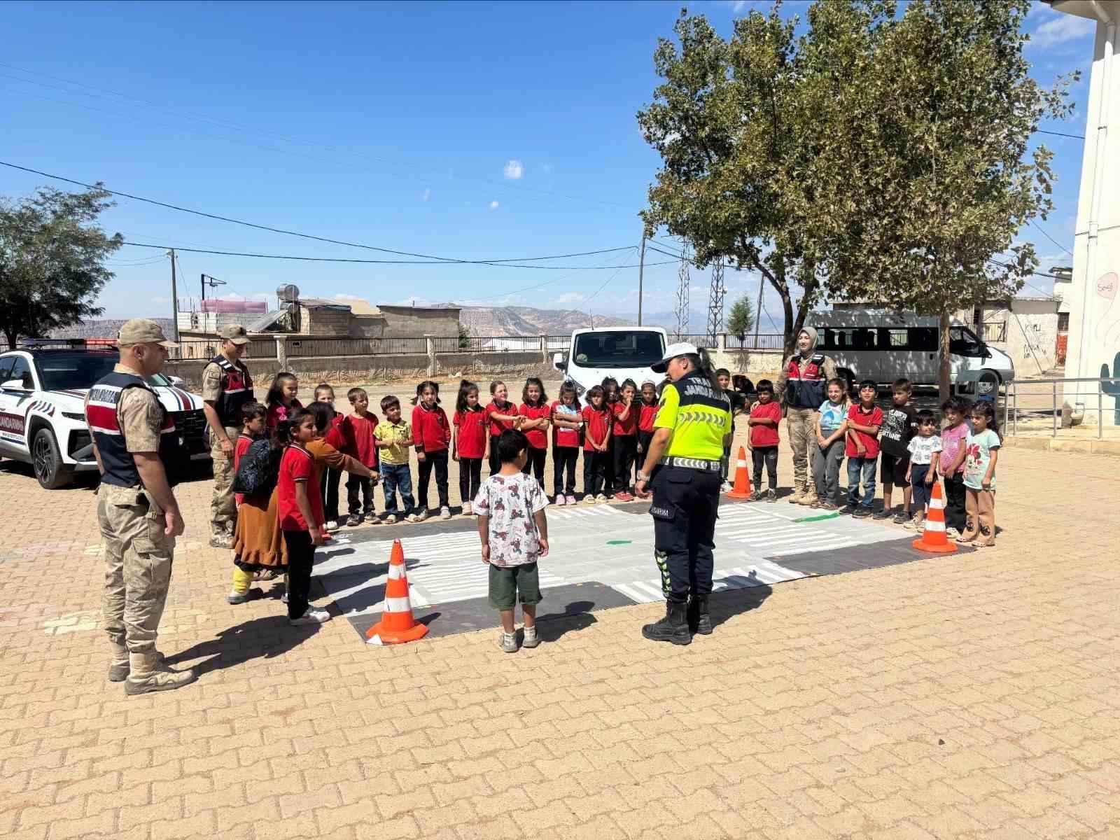 Tillo&rsquo;da jandarmadan &ouml;ğrencilere g&uuml;venli yaşam eğitimi
