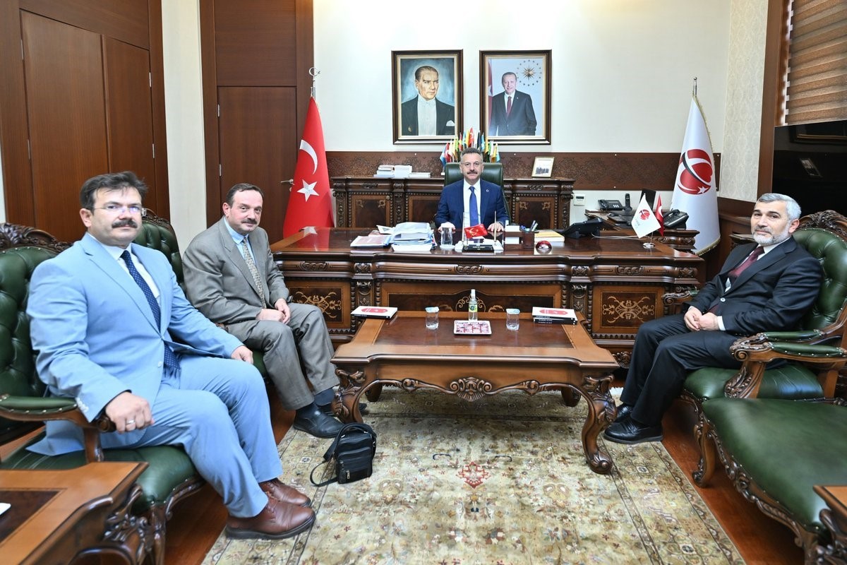 Eskişehir Valisi H&uuml;seyin Aksoy, m&uuml;ft&uuml;l&uuml;k heyetini makamında kabul etti
