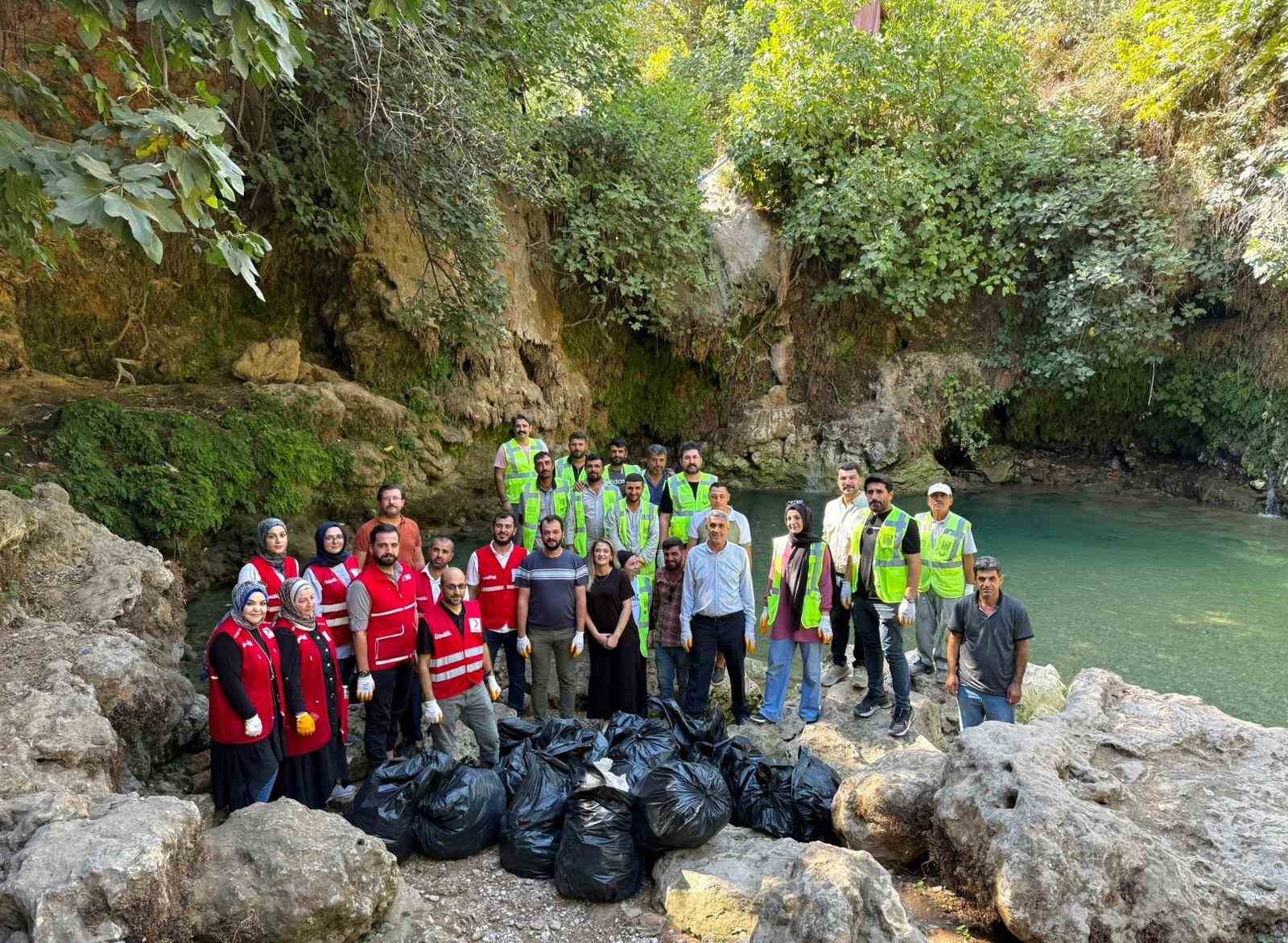 Y&uuml;celi vadisi ve şelalesinde temizlik seferberliği
