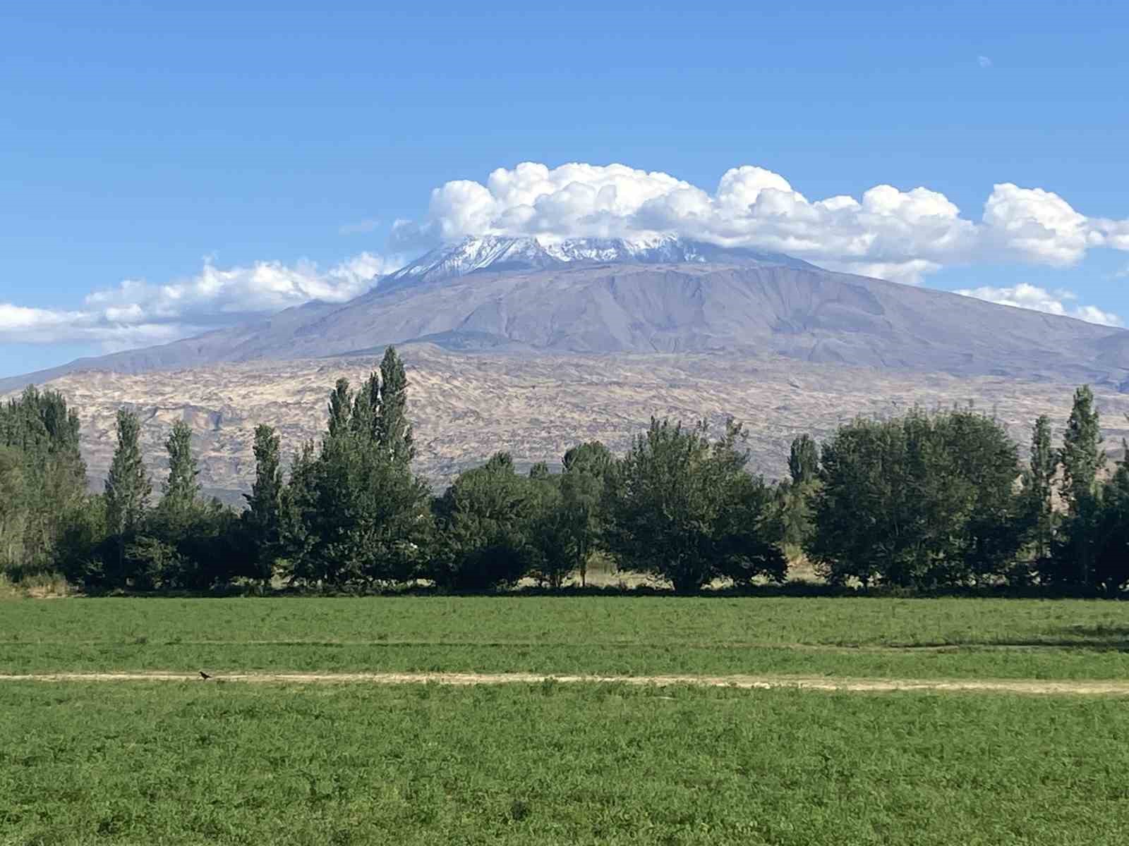 Ağrı Dağı&rsquo;na mevsimin ilk karı yağdı
