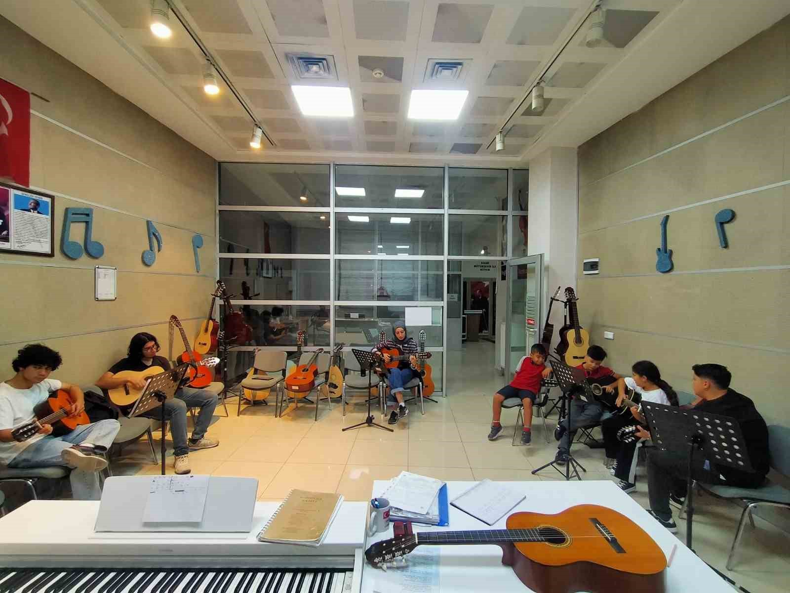 B&uuml;y&uuml;kşehir Belediyesi gen&ccedil;lere sanat kapısı a&ccedil;ıyor
