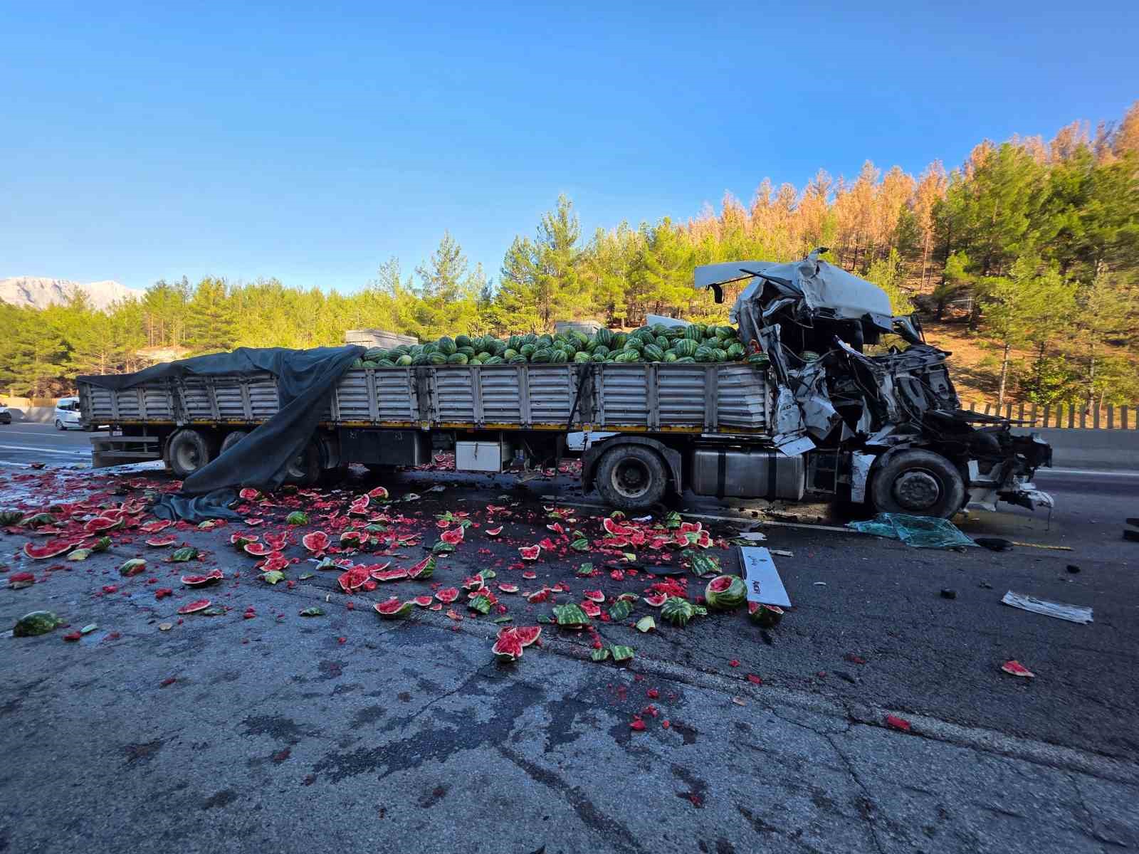 Karpuz yüklü tır otoyolda devrildi