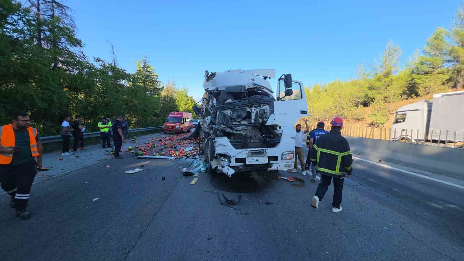 Karpuz yüklü tır otoyolda devrildi