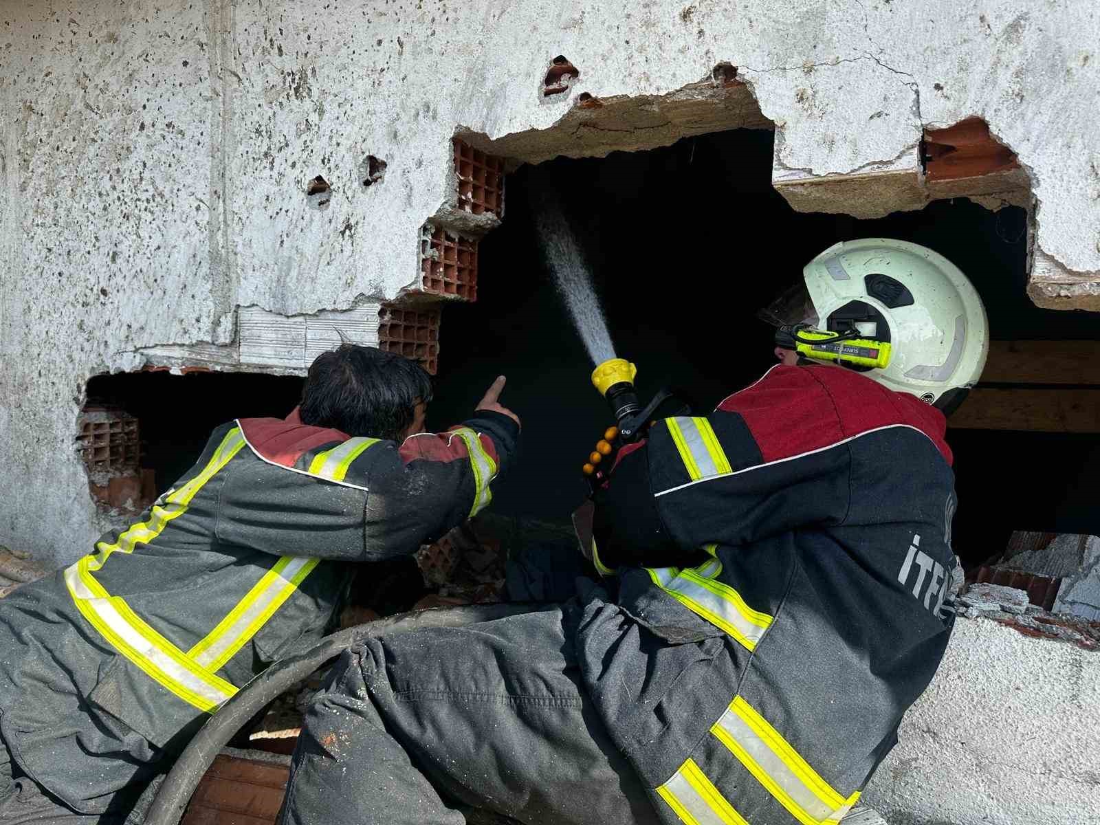 Uşak’ta 2 katlı ev ve ahır yangında küle döndü