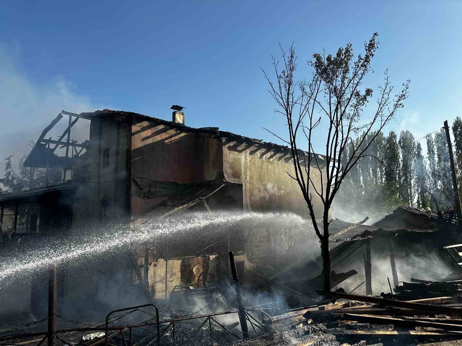 Uşak&rsquo;ta 2 katlı ev ve ahır yangında k&uuml;le d&ouml;nd&uuml;
