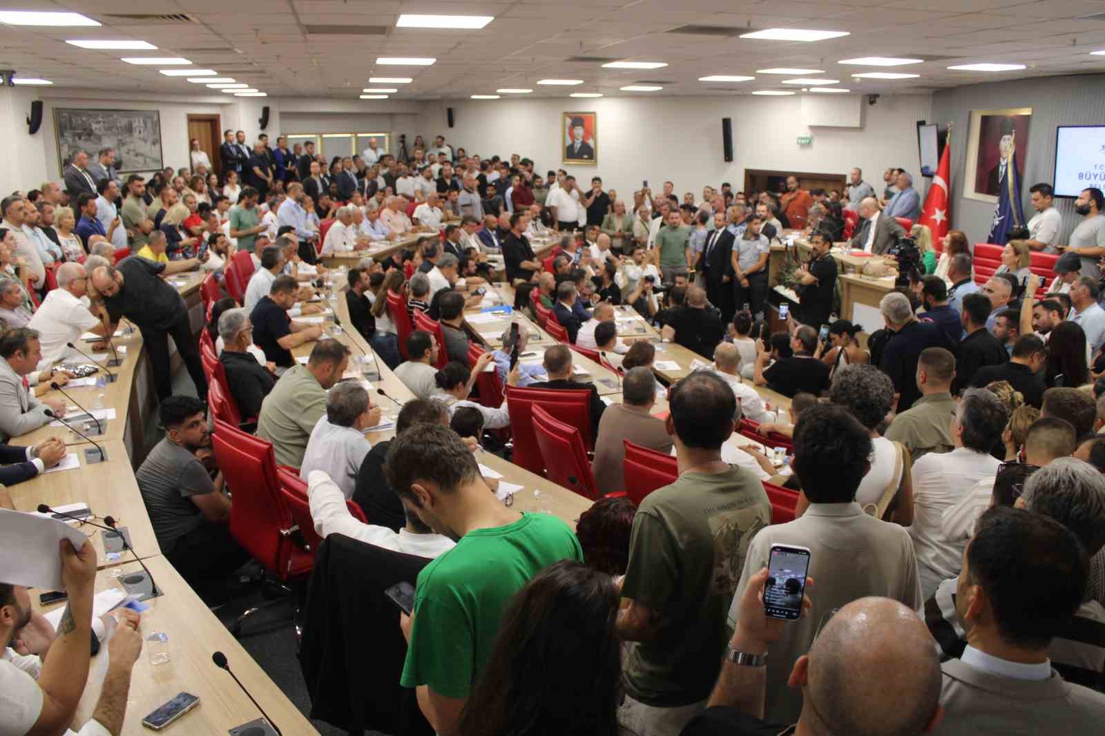 Aydın B&uuml;y&uuml;kşehir Belediye Meclisi&rsquo;nde gergin anlar
