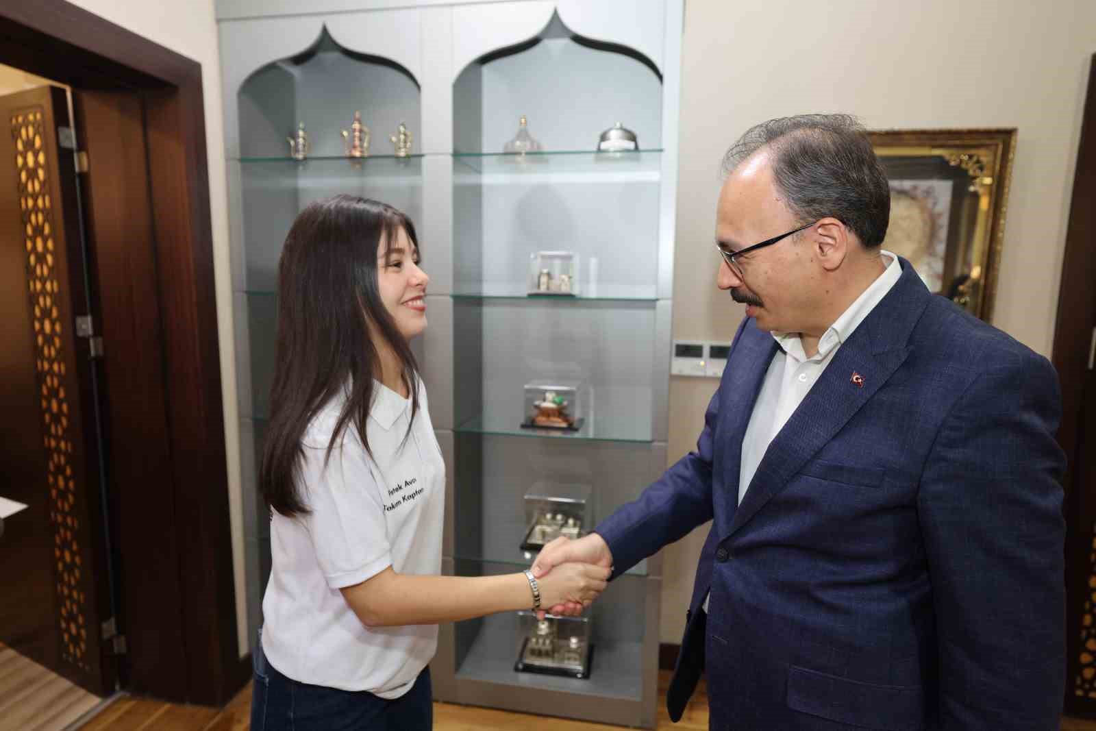 Siirt Valisi, TEKNOFEST&rsquo;te T&uuml;rkiye 4.&rsquo;s&uuml; olan gen&ccedil;leri tebrik etti
