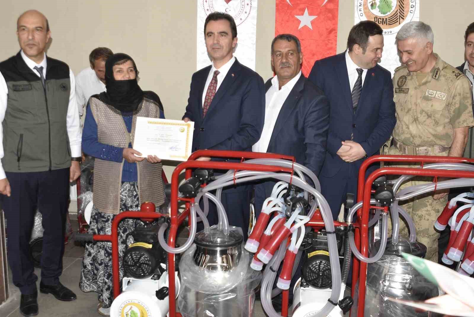 Bitlis&rsquo;te k&ouml;yl&uuml;lere s&uuml;t sağım makinesi desteği
