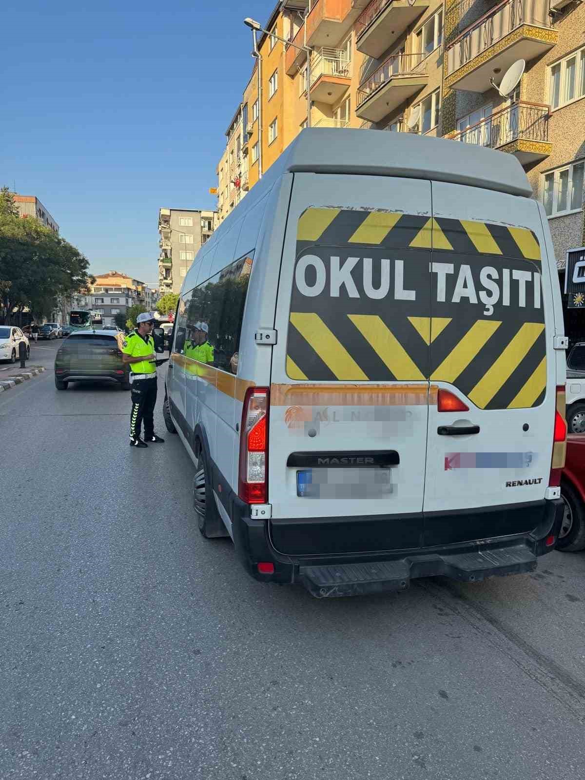 Manisa’da 2 okul servis aracı trafikten men edildi