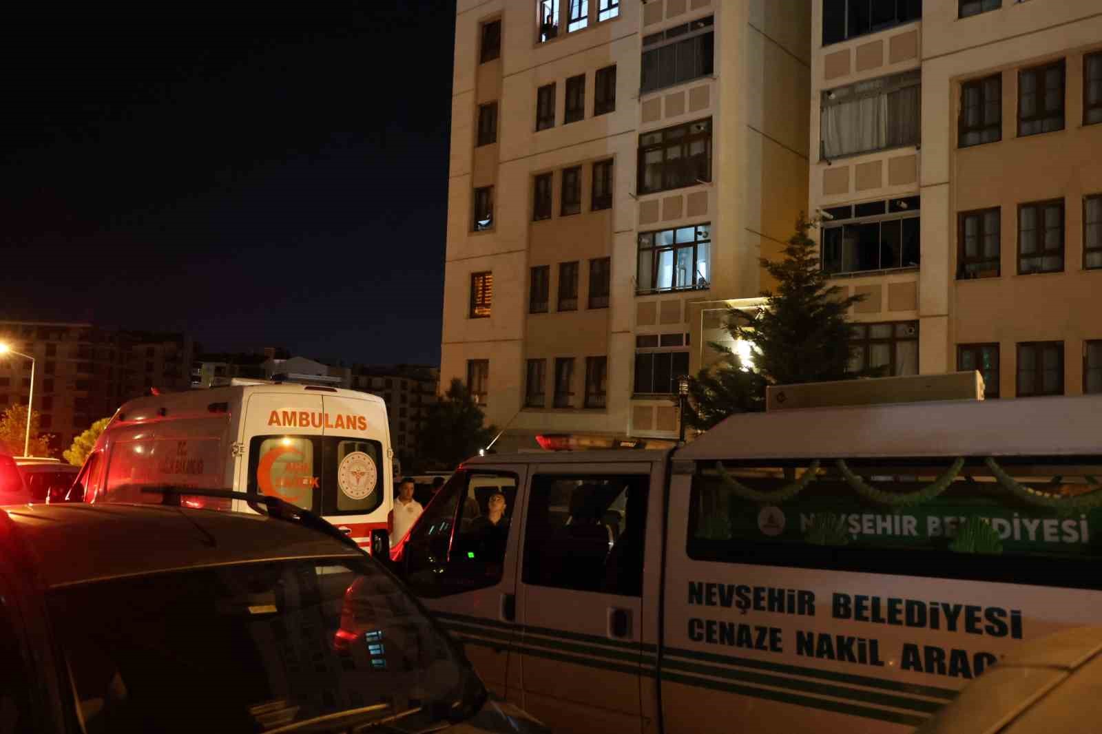 Üniversiteli genç evinde ölü bulundu