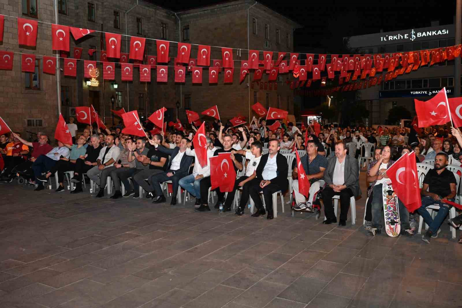 Isparta&rsquo;da vatandaşlar A Milli Erkek Basketbol Takımı&rsquo;nın zaferini dev ekrandan izlediler
