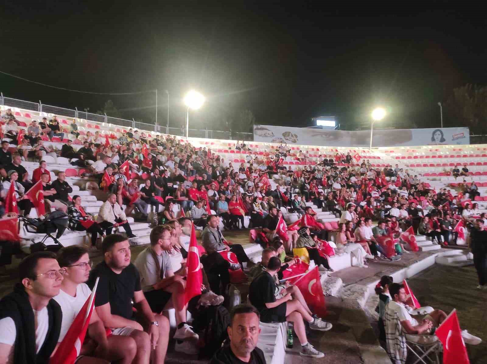 Tekirdağ’da Türkiye’nin Yunanistan galibiyetini dev ekranda izlediler
