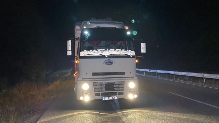 Otomobil kamyona arkadan çarptı: Sürücü kazayı yara almadan atlattı