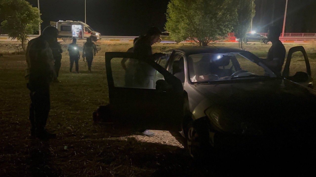 Alkoll&uuml; s&uuml;r&uuml;c&uuml;n&uuml;n kullandığı otomobil şarampole u&ccedil;tu: 2 yaralı
