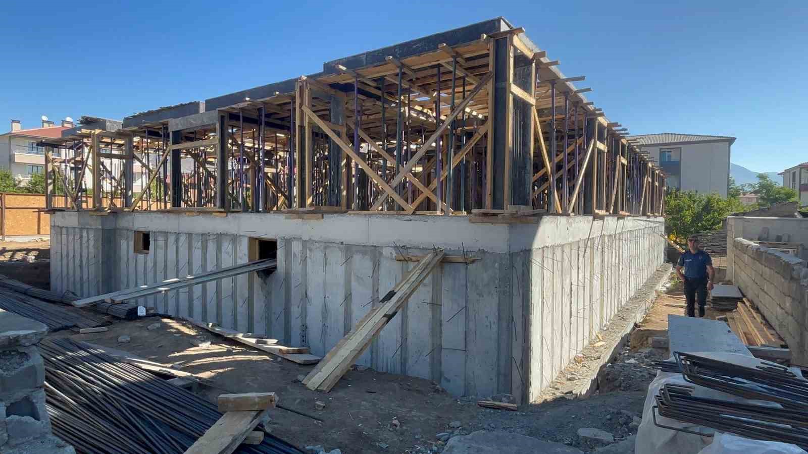 Erzincan’da inşaattan düşen işçi ağır yaralandı