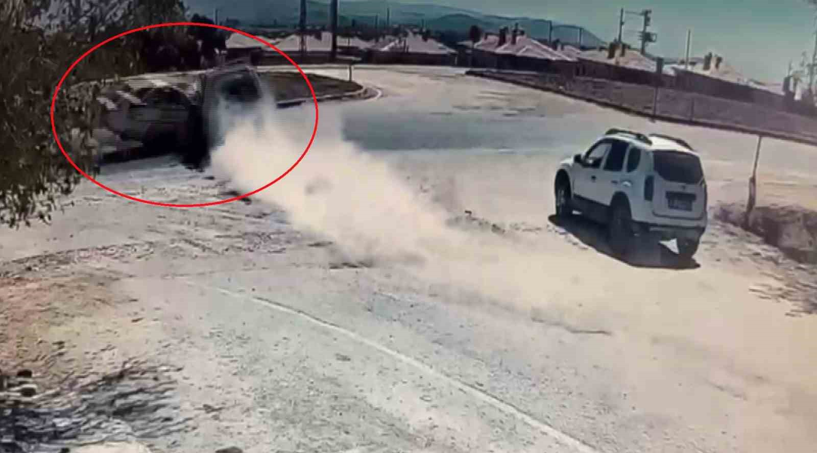 Frene ayağını dahi değdirmeden girdiği yolda feci kazaya neden oldu
