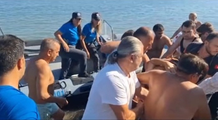 Denizde yüzdüğü esnada beyin kanaması geçiren vatandaşı deniz polisi kurtardı