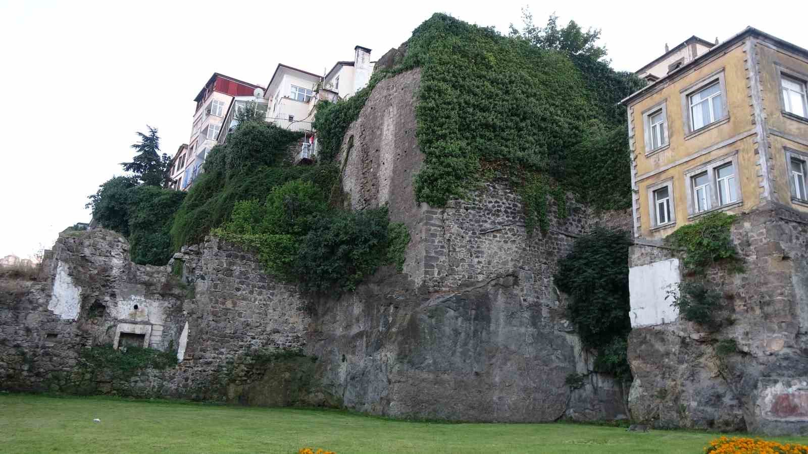 Trabzon&rsquo;un tarihi surları &uuml;zerindeki evler zamana direniyor
