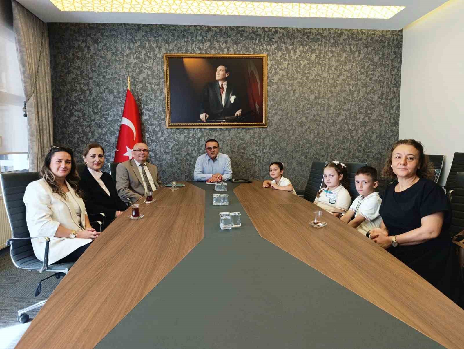 Düzceli öğrenciler yeşil vatan için 207 fidan dikti
