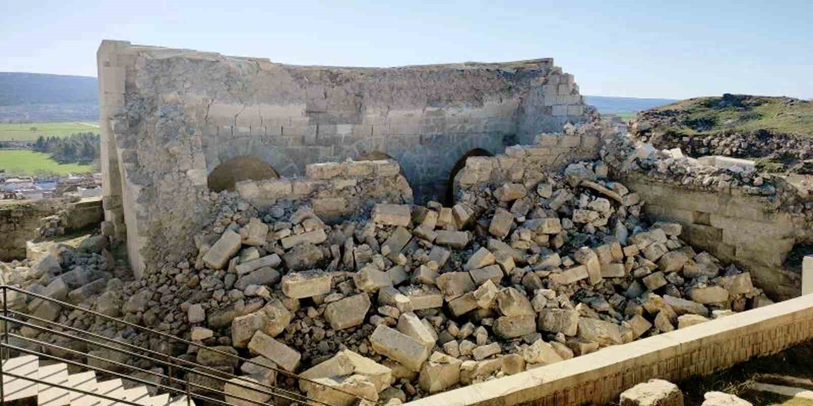 Depremlerde &ouml;n cephesi &ccedil;&ouml;ken tarihi i&ccedil; kale camii onarılmayı bekliyor
