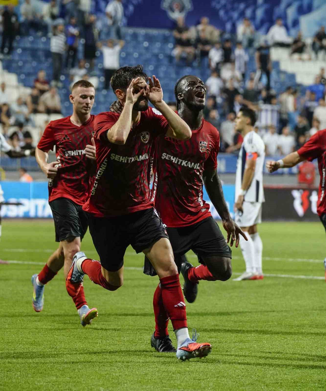 Gaziantep FK, 13 futbolcu transfer etti, 20 futbolcuyla yollarını ayırdı