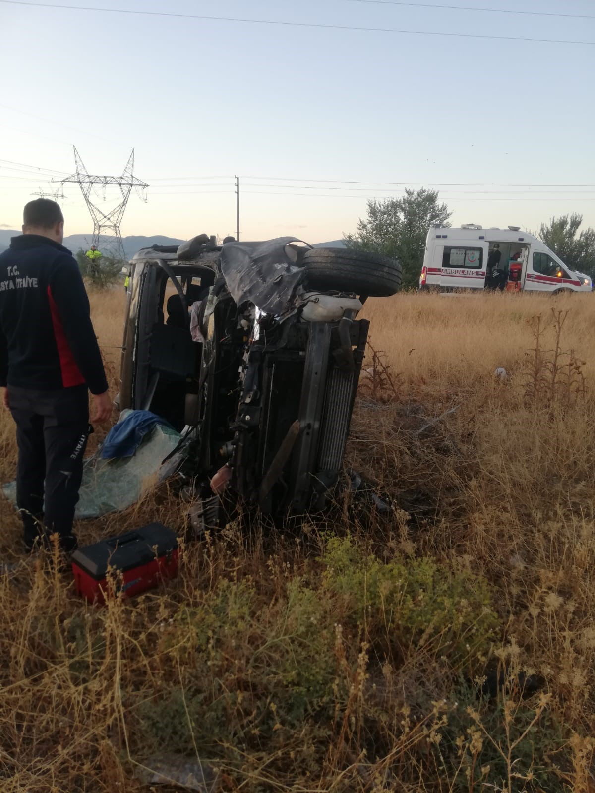 Amasya’da hafif ticari araç kazada savruldu: 4 yaralı