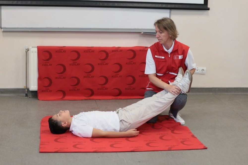 Kızılay’dan okullarda ilk yardım rehberi: "Öğrenciler için güvenli davranış, öğretmenler için doğru müdahale"