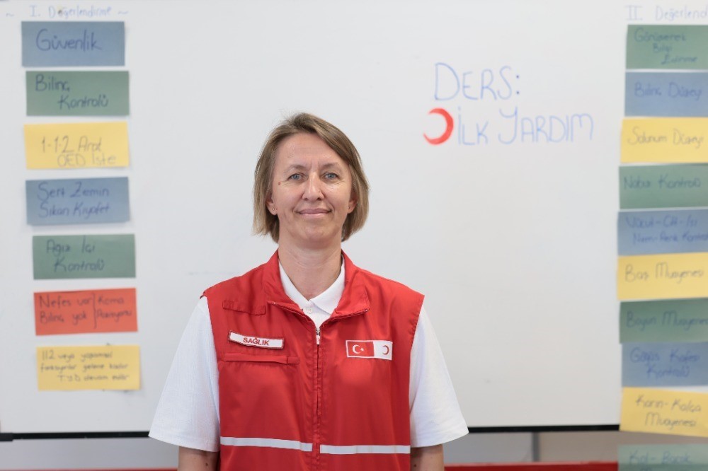 Kızılay&rsquo;dan okullarda ilk yardım rehberi: "&Ouml;ğrenciler i&ccedil;in g&uuml;venli davranış, &ouml;ğretmenler i&ccedil;in doğru m&uuml;dahale"
