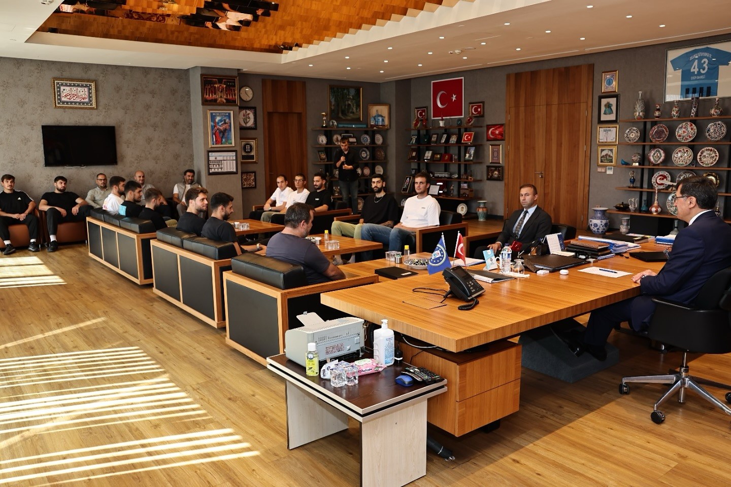 Başkan Kahveci, şampiyon basketbolcuları makamında ağırladı