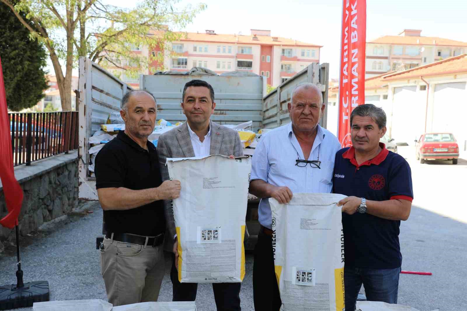 Eskişehir’de çiftçilere kanola tohumu desteği verildi