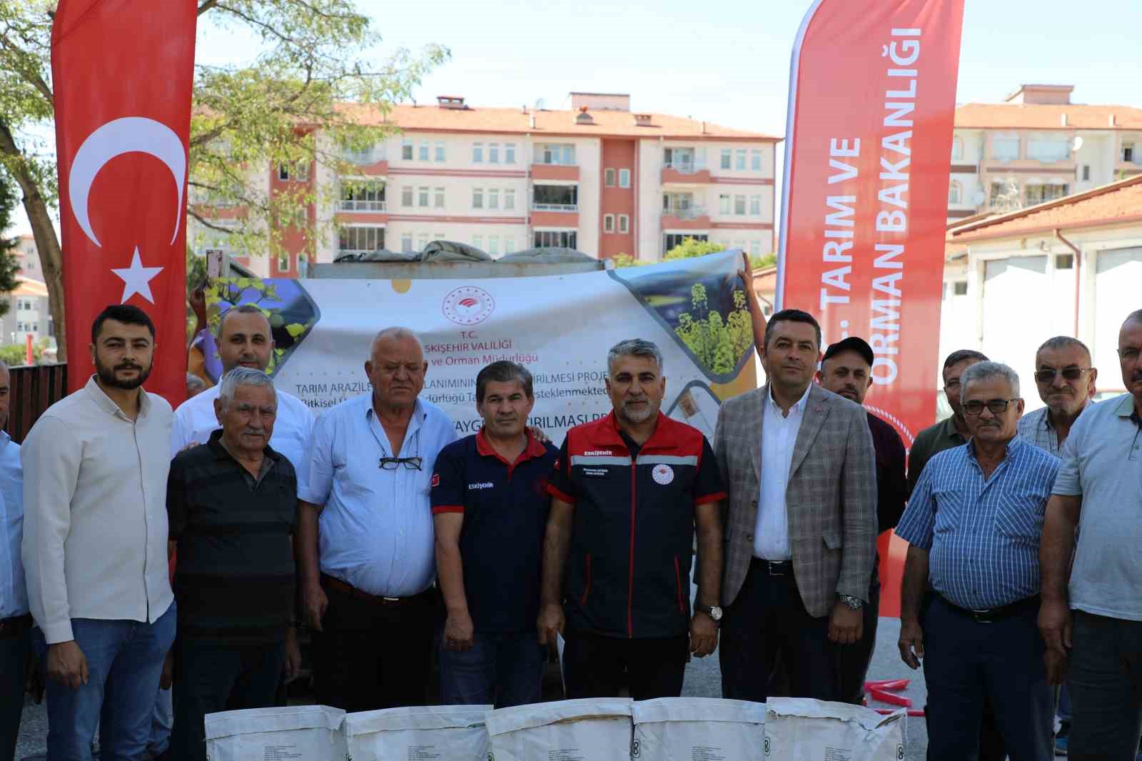 Eskişehir’de çiftçilere kanola tohumu desteği verildi